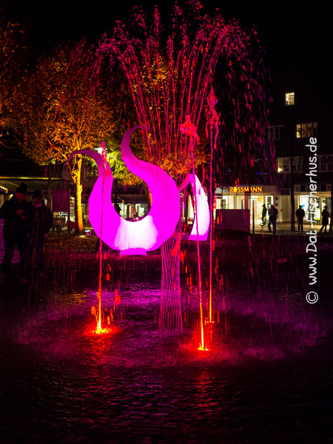 Brunnen im Rathauspark in unterschiedlichen Farben